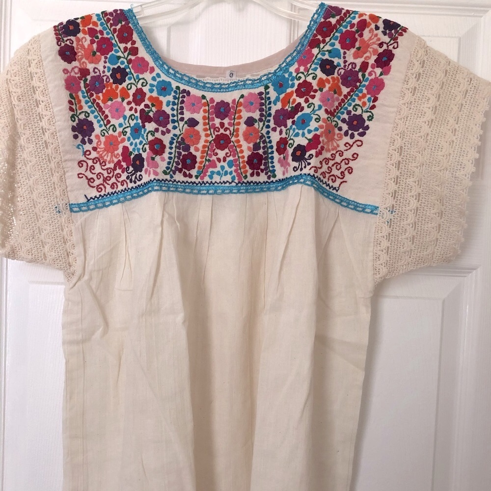 NEW Hand 🖐 Embroidered short sleeve blouses .